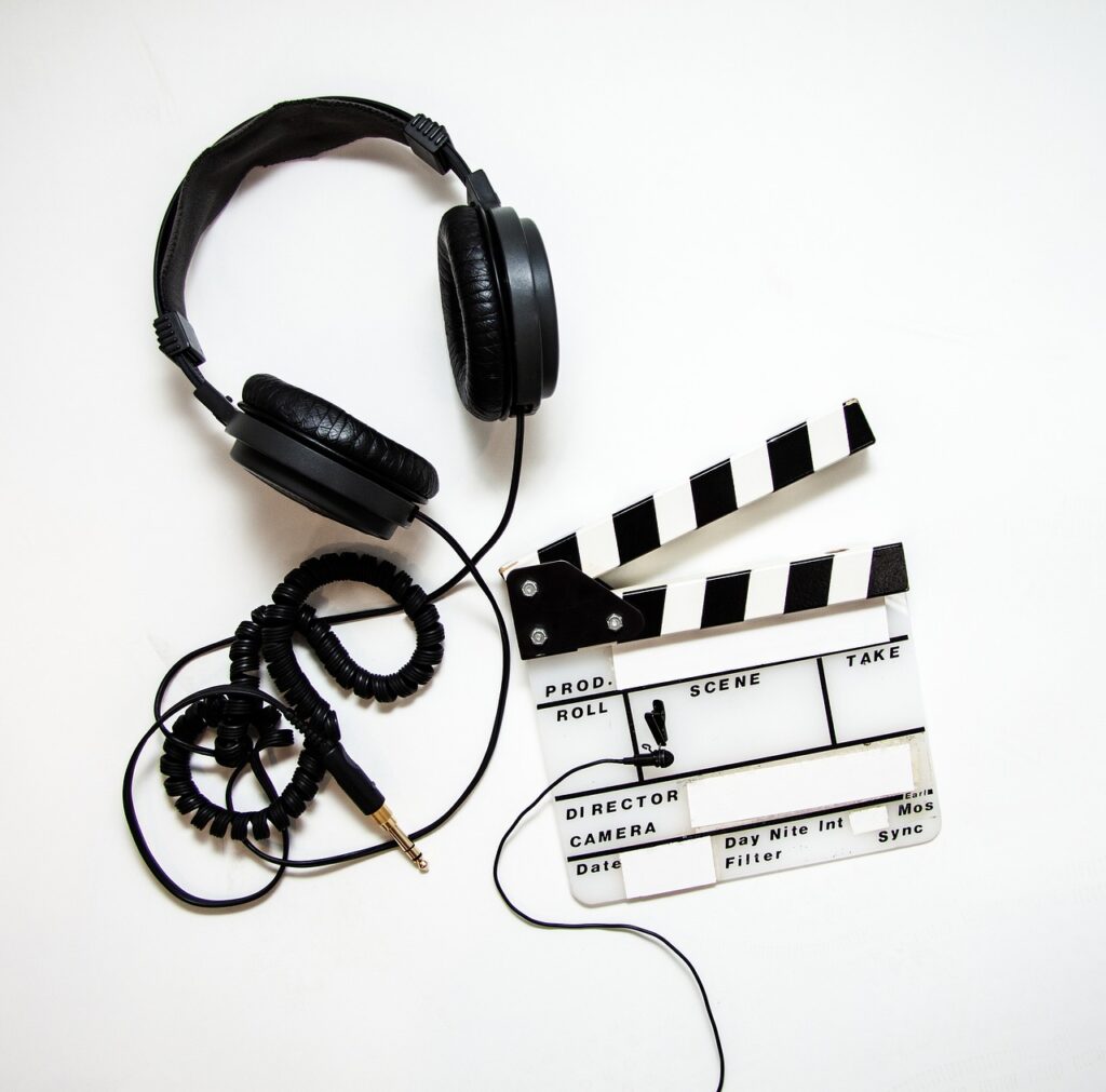 Auriculares y claqueta de cine