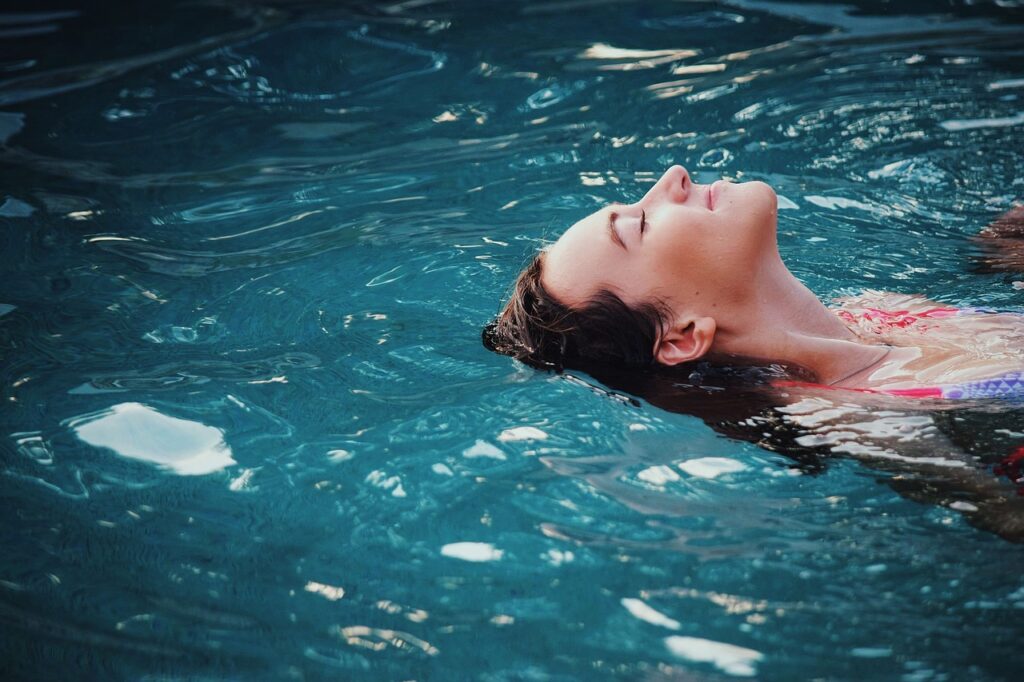 Mujer flotando en el agua