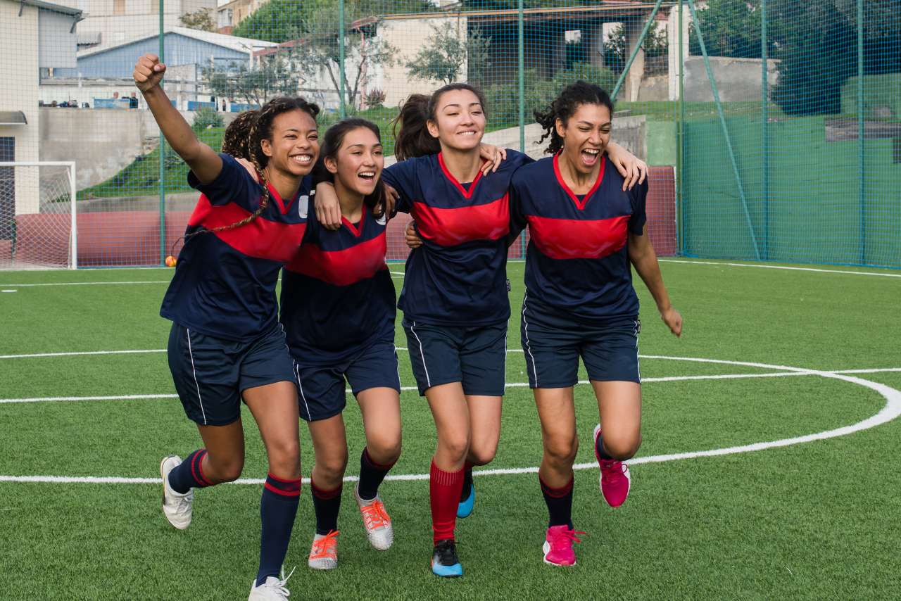 Jugadoras de fútbol celebrando la victoria