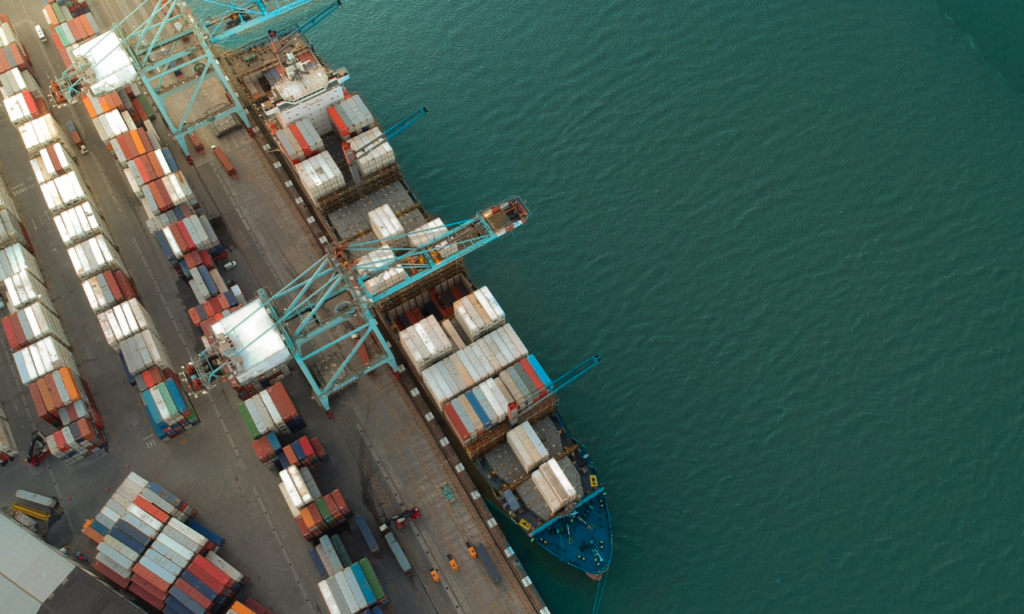 Puerto visto desde arriba con exportaciones en cajas