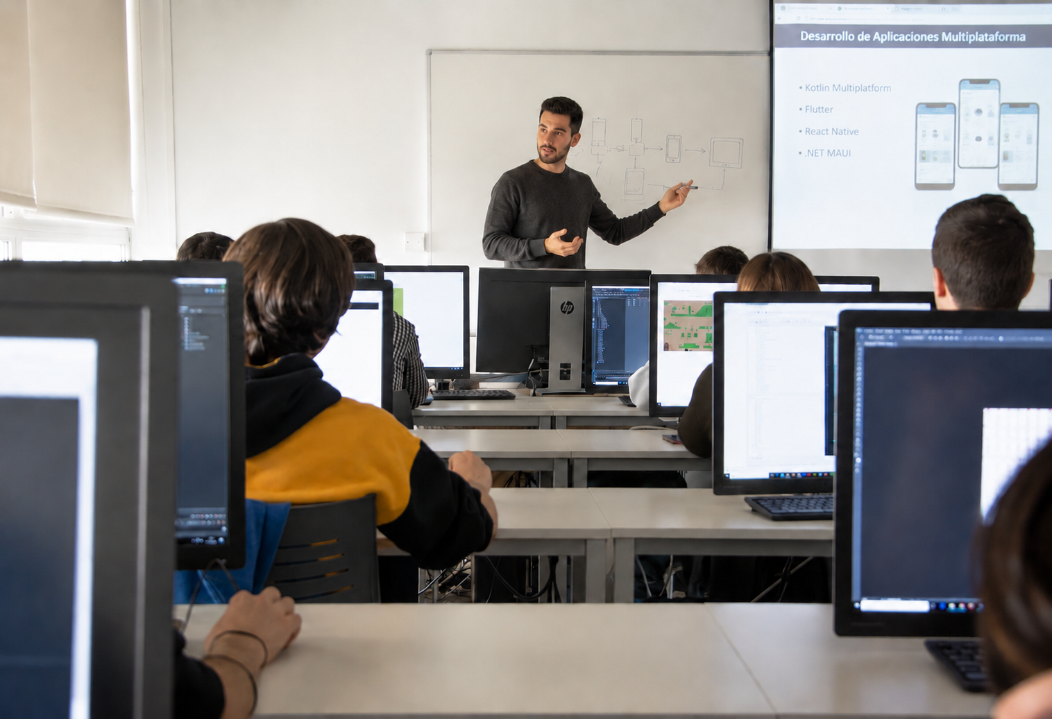 Profesor imparte una clase de programación y desarrollo de software en un aula informática, imagen representativa del Grado Superior de Desarrollo de Aplicaciones Multiplataforma a Distancia de la UFV.