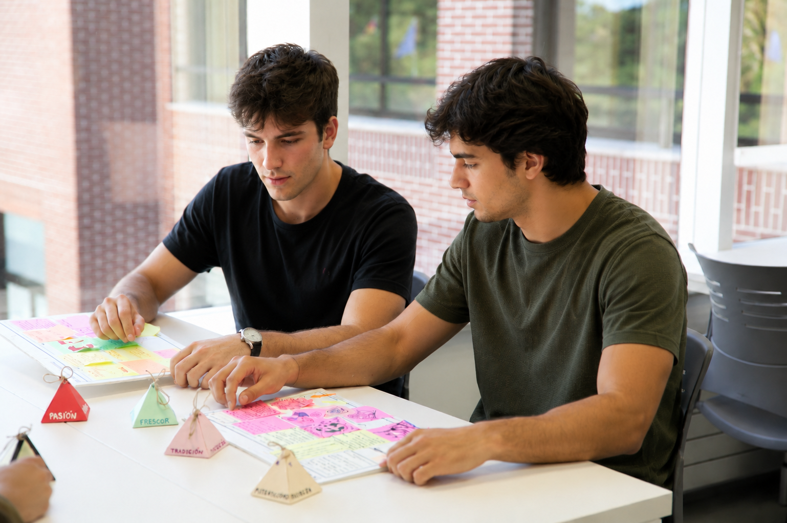 Estudiantes trabajando en equipo en una actividad de planificación y creatividad, utilizando materiales visuales y dinámicas colaborativas, imagen representativa del Grado Superior de Marketing y Publicidad a Distancia de la UFV.